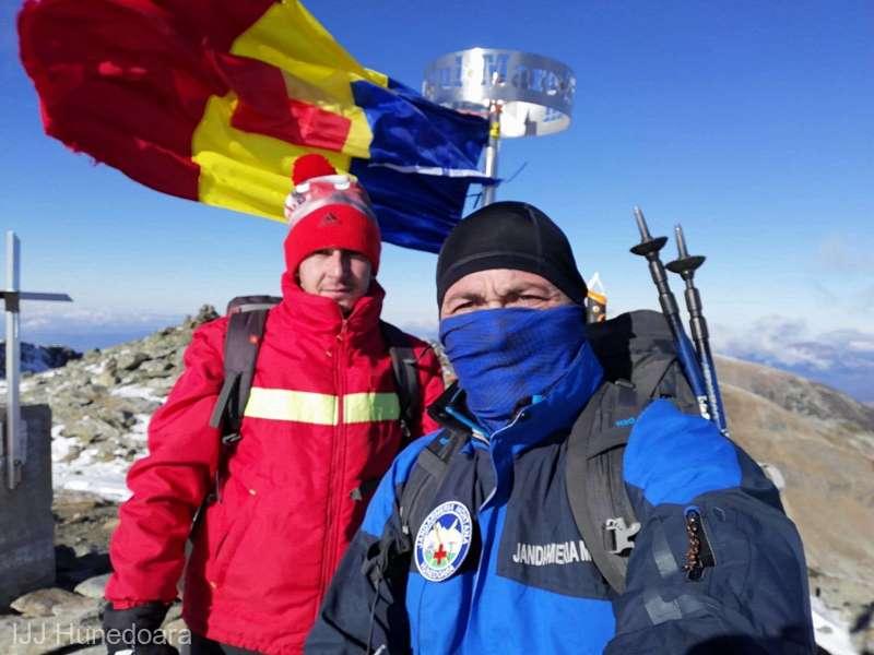 Drapelul României, arborat la 2.519 m altitudine de 1 decembrie