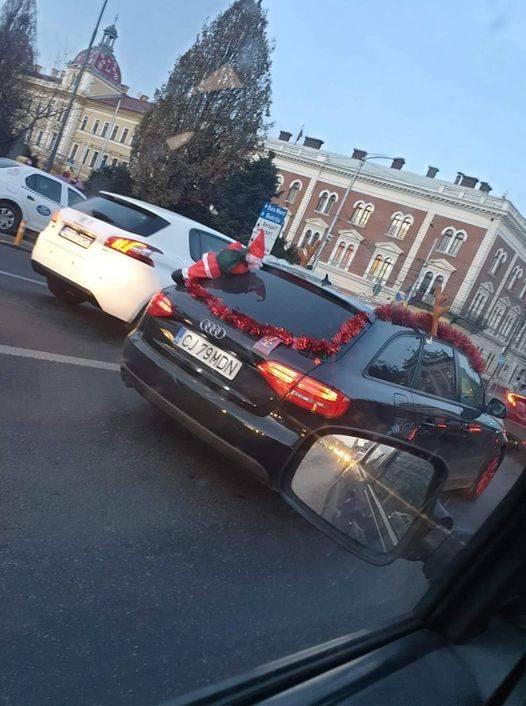 Un șofer din Cluj-Napoca și-a împodobit mașina ca un brad de Crăciun