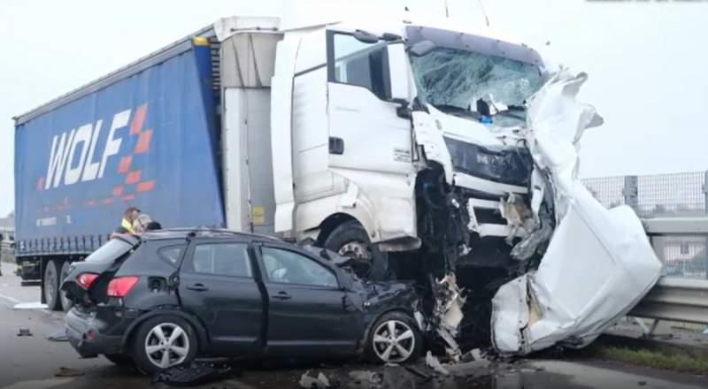 Un tânăr român a murit, strivit de TIR în Italia. Pompierii s-au chinuit 4 ore să-i scoată trupul din duba zdrobită