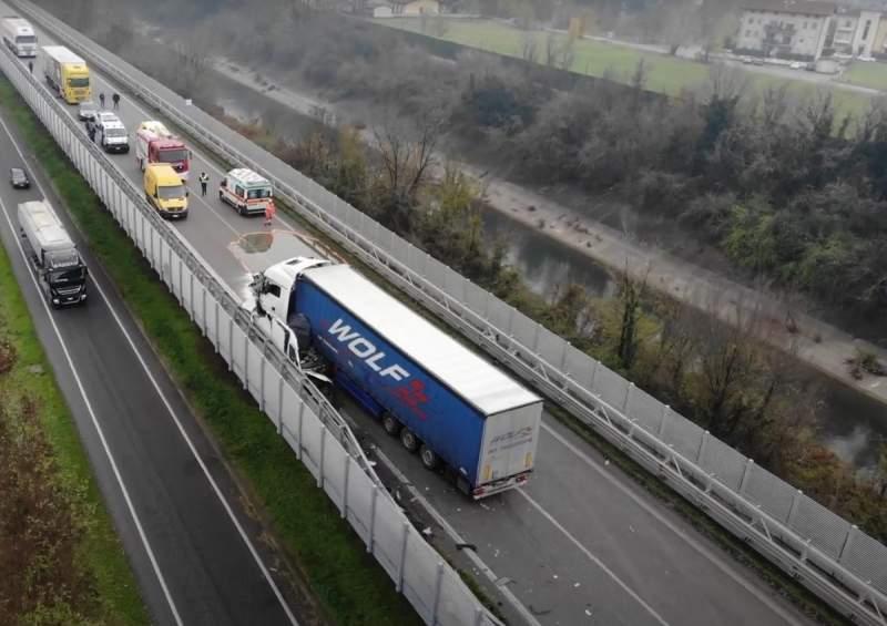Un tânăr român a murit, strivit de TIR în Italia. Pompierii s-au chinuit 4 ore să-i scoată trupul din duba zdrobită