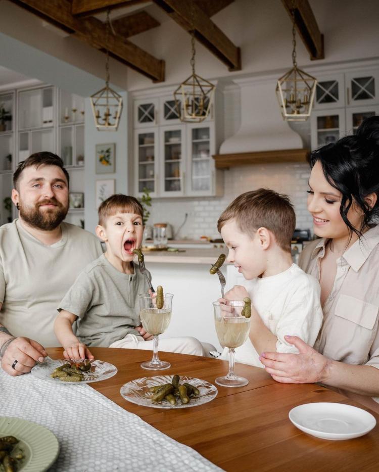 Fostul soț i-a tăiat brațele cu toporul din gelozie. Ea s-a recăsătorit și are o familie frumoasă