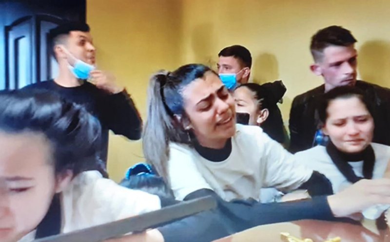 Jale mare! A murit șeful unui clan de interlopi. Zeci de rromi s-au adunat la priveghi