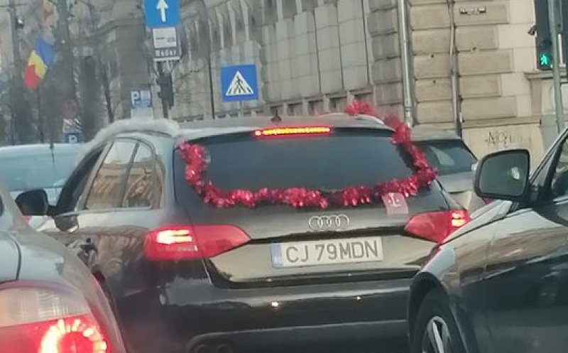 Un șofer din Cluj-Napoca și-a împodobit mașina ca un brad de Crăciun