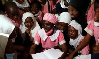 O femeie din Nigeria s-a înscris la 50 de ani la școală: „Nu e niciodată târziu să înveți”