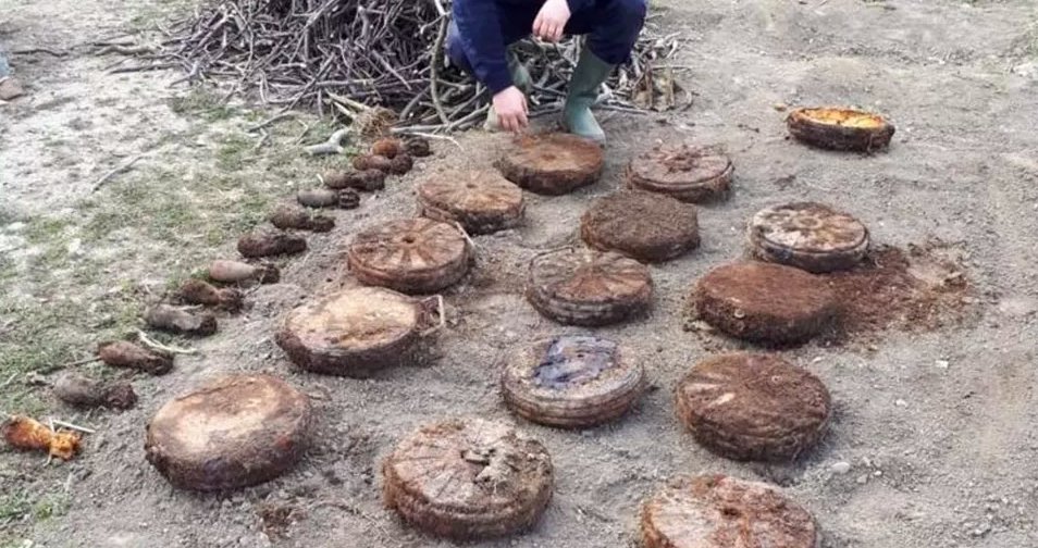 Un român a găsit 21 de bombe neexplodate în timp ce își săpa grădina