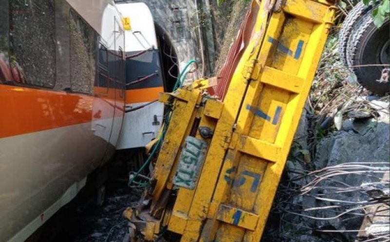 Tragedie de proporții! 48 de morți și 66 de răniți după ce un tren a deraiat de pe șine