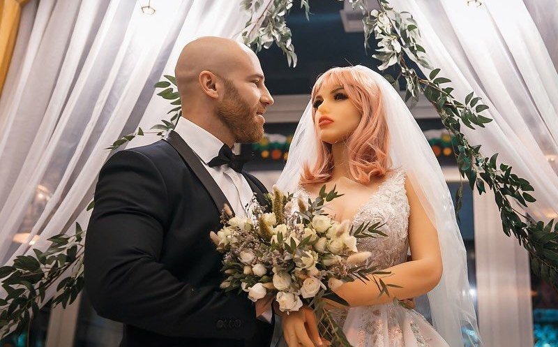 Culturistul care s-a căsătorit cu o păpușă gonflabilă, a divorțat. Acum are o nouă iubită