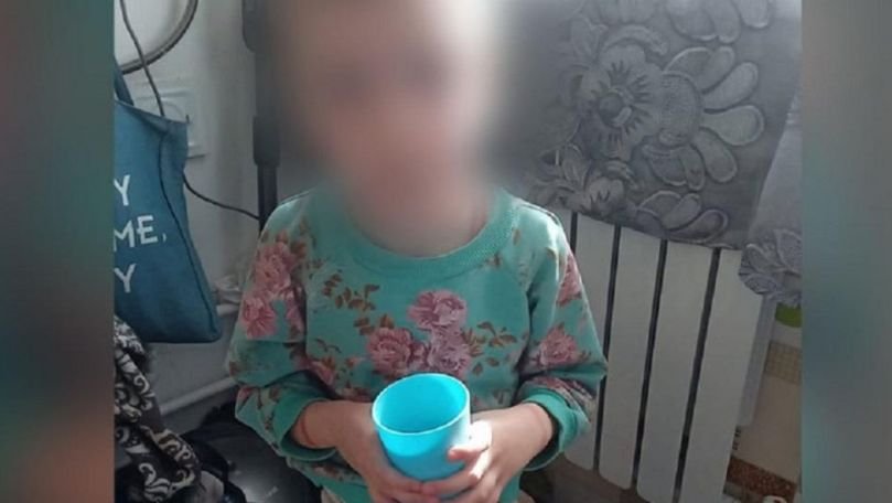 O fetiță de 8 ani, torturată de mama sa. Femeia de 24 de ani a ținut-o legată, fără apă și mâncare
