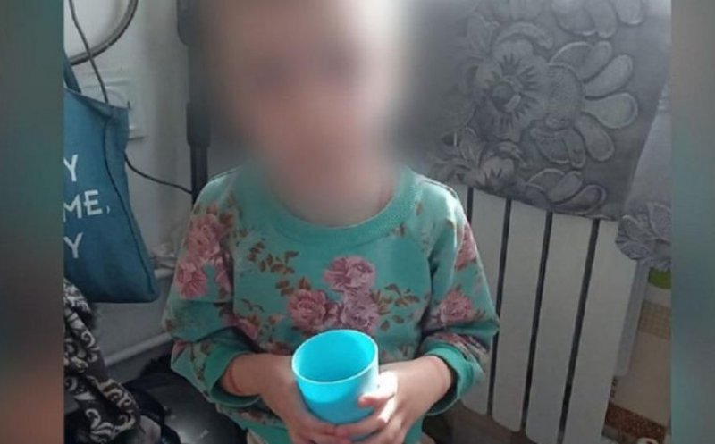 O fetiță de 8 ani, torturată de mama sa. Femeia de 24 de ani a ținut-o legată, fără apă și mâncare