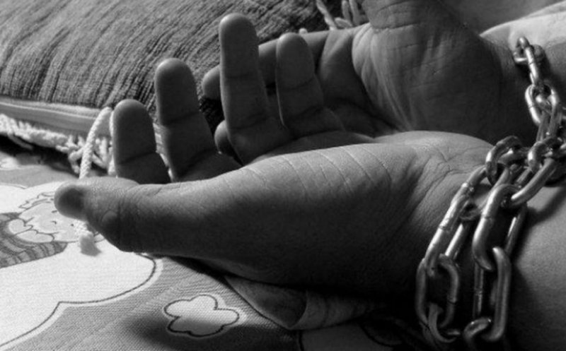 O profesoară a fost găsită moartă în casă. Femeia era dezbrăcată și cu mâinile legate în spate