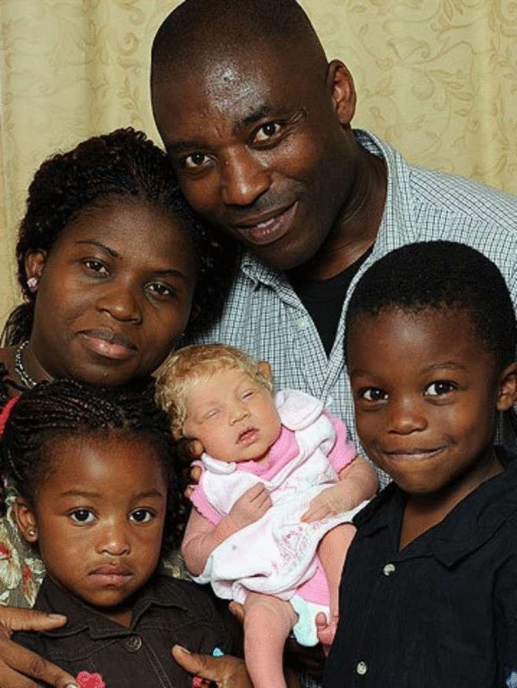 PARADOXAL. Doi părinți nigerieni au adus pe lume o fetiță blondă. Cum s-a întâmplat asta