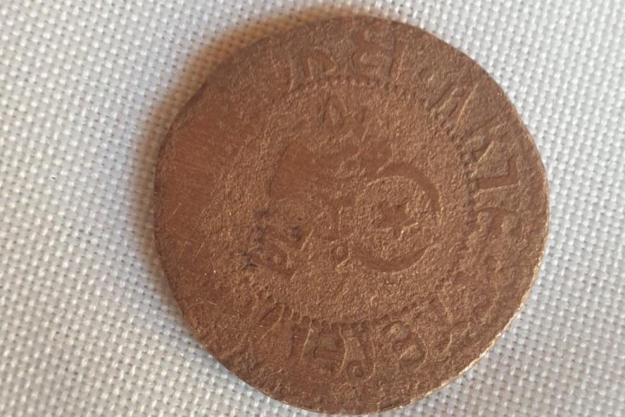 În timp ce săpa în grădină, un român a descoperit un tezaur. Ce a făcut ulterior cu el