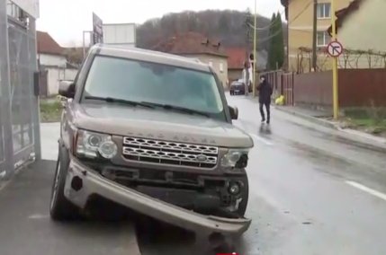 Beat şi supărat că se certase cu iubita, fiul unui mare om de afaceri din România a distrus 12 mașini