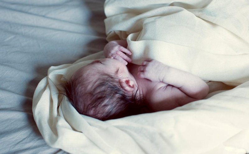 O femeie cu 5 copii a născut acasă pe ascuns. Bebelușul a murit după ce mama l-a abandonat în cadă
