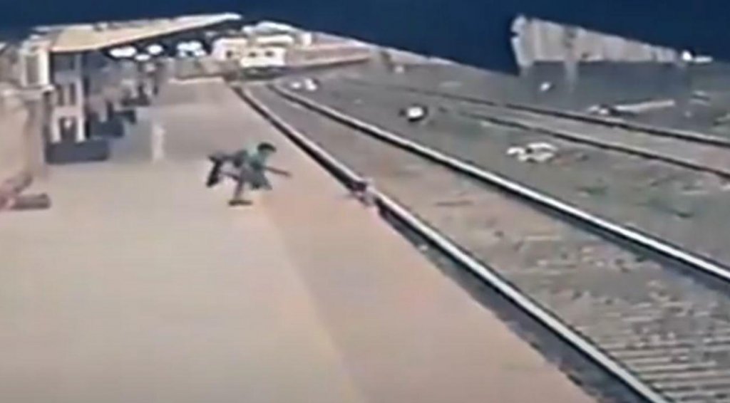Clipe de groază: Un copil a fost salvat din faţa trenului în ultima secundă. Momentul, surprins de camerele de supraveghere