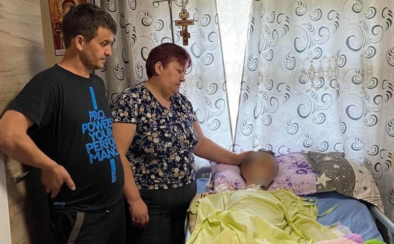 Un copil a fost trimis acasă din spital deși era în comă. Mama lui se chinuie să-l țină în viață