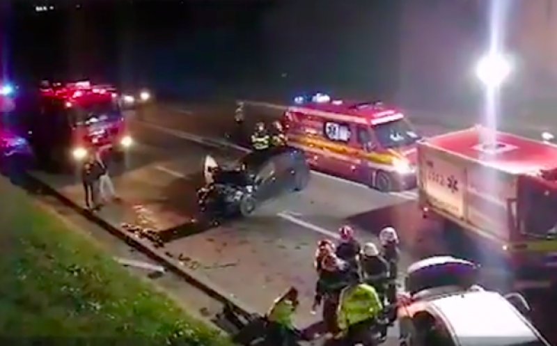 Fată de 17 ani, moartă într-un accident înfiorător. Şoferul a vrut să întoarcă pe linia continuă