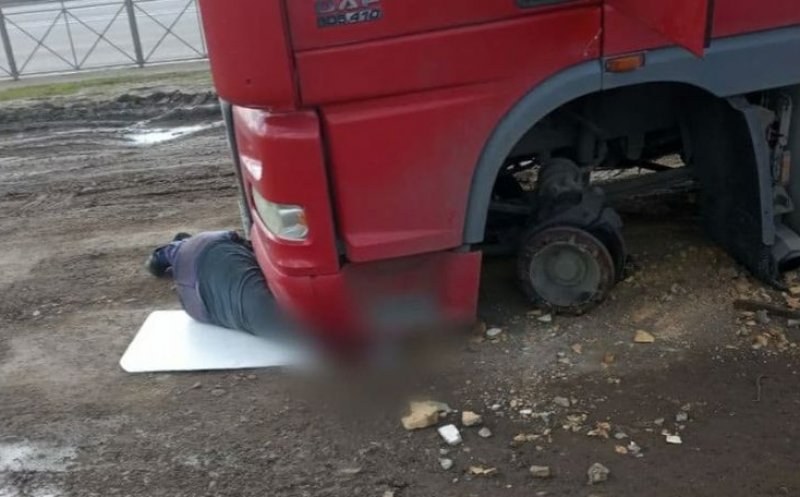 Tragedie fără margini! Un șofer a murit strivit de TIR-ul pe care îl conducea