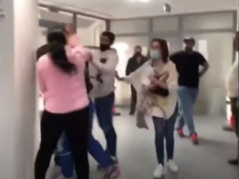 Scandal la Starea Civilă! Și-au împărțit pumni și picioare în Primărie