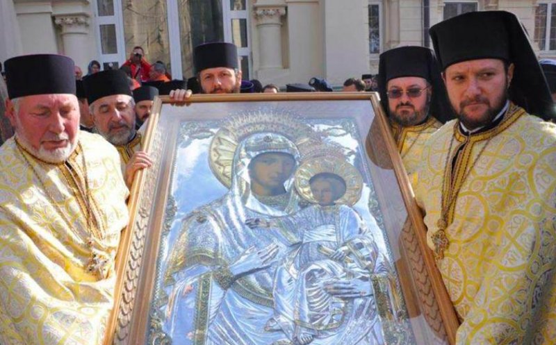 O icoană din România s-a pictat singură. Credincioșii se înghesuie să vadă minunea