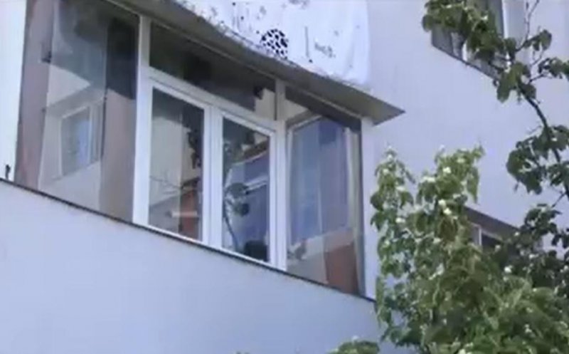 Un copil de 4 ani, care a fost lăsat singur acasă, a căzut de la etajul unui bloc. Care este starea lui