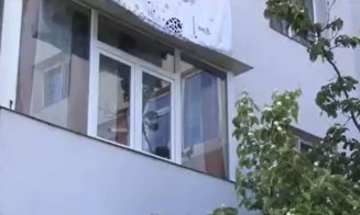 Un copil de 4 ani, care a fost lăsat singur acasă, a căzut de la etajul unui bloc. Care este starea lui