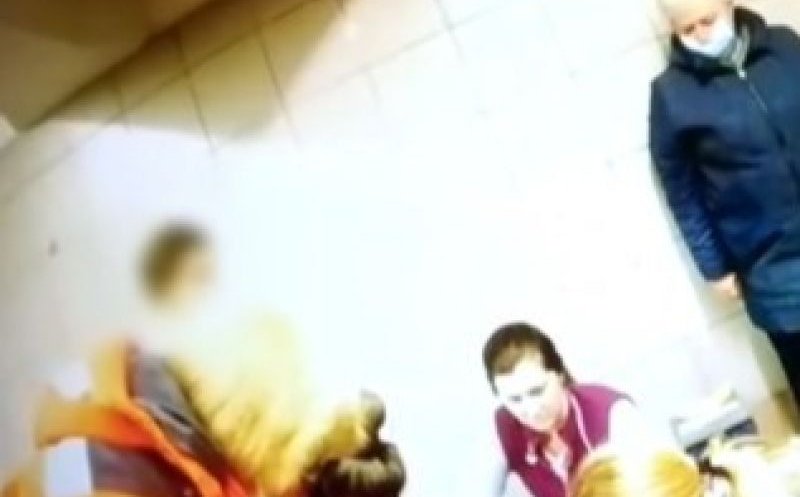 O femeie a născut într-un pasaj de la metrou. Întreaga scenă a fost filmată
