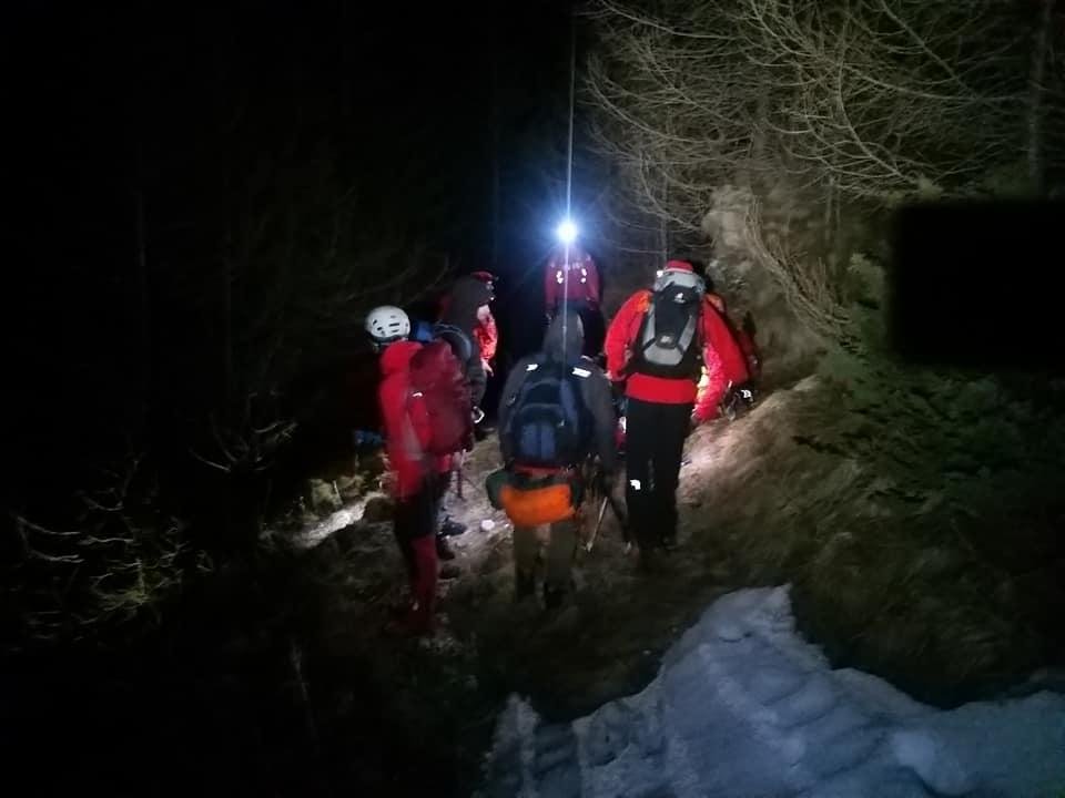 Un turist a fost găsit spânzurat într-o pădure din România. Bărbatul era căutat de trei zile