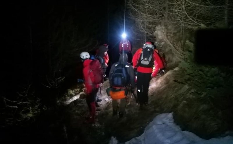 Un turist a fost găsit spânzurat într-o pădure din România. Bărbatul era căutat de trei zile