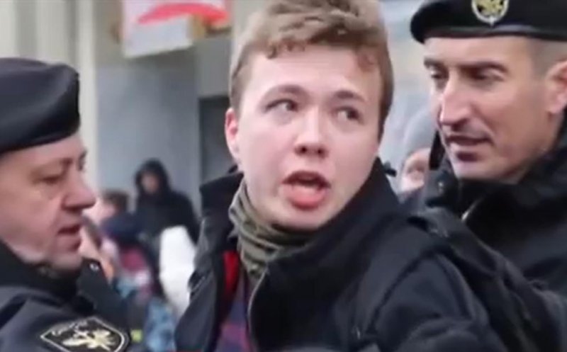 Reacția jurnalistului Roman Protasevici când a coborât din avionul deturnat: "Aici mă aşteaptă pedeapsa cu moartea"