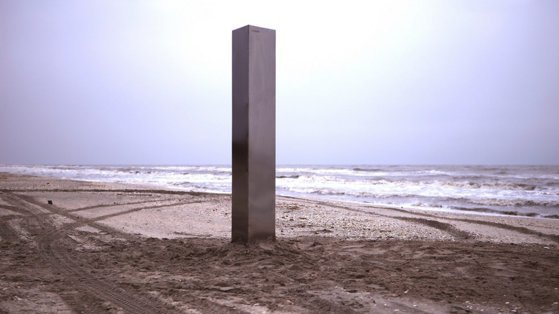 Încă un monolit metalic a apărut în România. Obiectul misterios a fost văzut pe malul mării