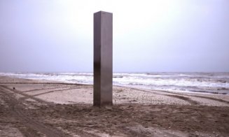 Încă un monolit metalic a apărut în România. Obiectul misterios a fost văzut pe malul mării