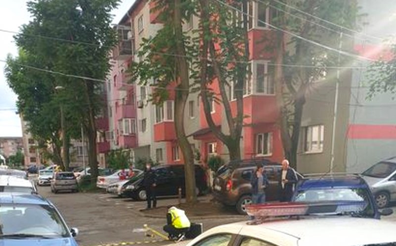O fată de 15 ani a sfârșit tragic după ce a căzut de la etaj. Anchetatorii merg pe varianta sinuciderii