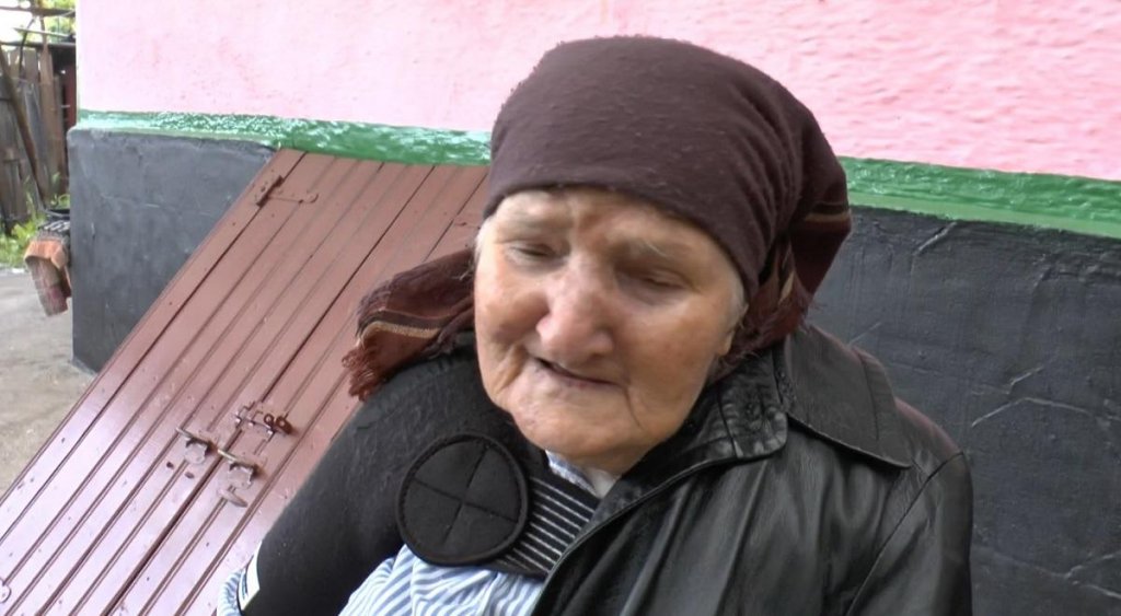 Bătrână torturată de fiul ei care ar fi lovit-o cu pumnii și picioarele. Motivul este extrem
