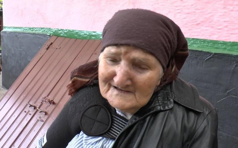 Bătrână torturată de fiul ei care ar fi lovit-o cu pumnii și picioarele. Motivul este extrem