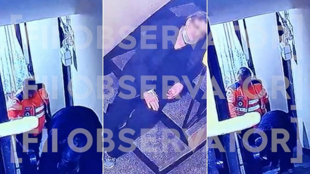 O bătrână a fost filmată târându-se pe scările unui bloc.  Ambulanțierul o privea indiferent