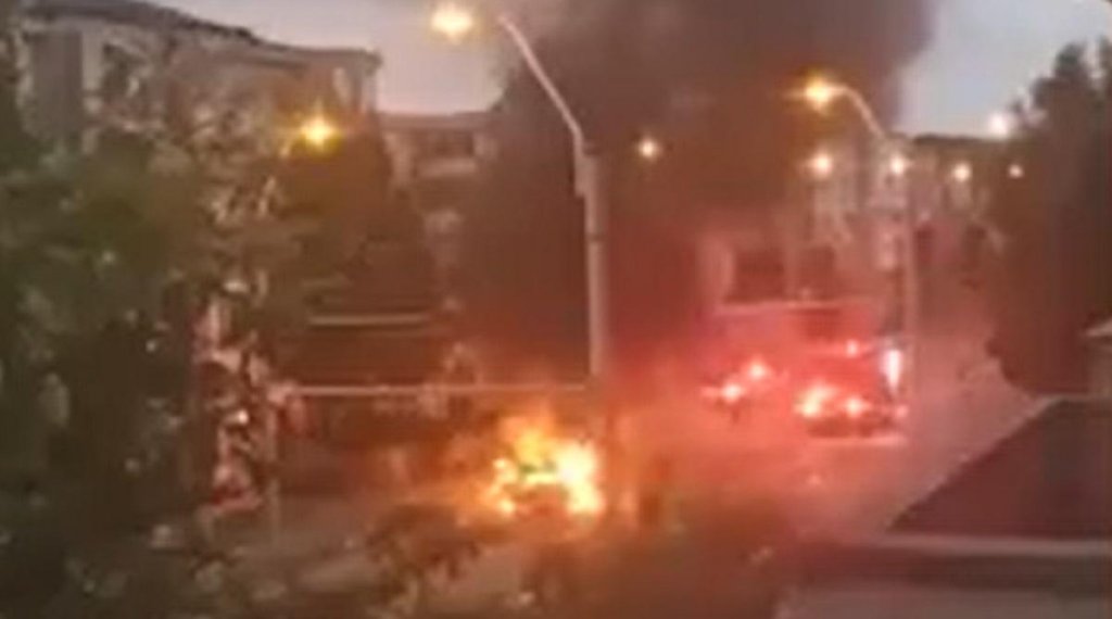 Un șofer care a adormit la volan și-a făcut mașină scrum. Mașina a explodat