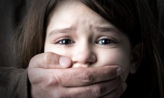 O fetiță de 6 ani a fost abuzată sexual de bunicul ei și de un vecin:  ”Își aduce aminte că i s-a întâmplat..”