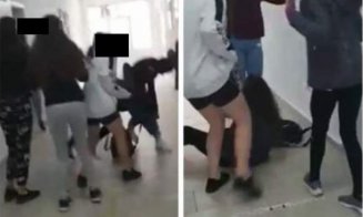 Elevă a fost lovită fără milă de colege. Fata a fost tras de păr prin holul școlii