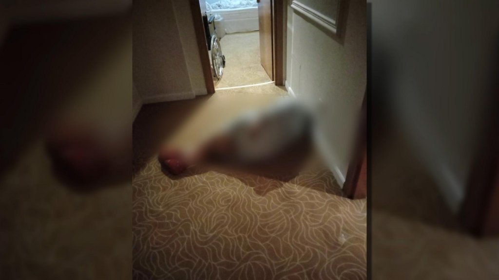 Bătrâni, torturați în aziluri! Mărturia unei femei care și-a pierdut mama: "Făcuse deja găuri în piele. Urla din toate puterile"