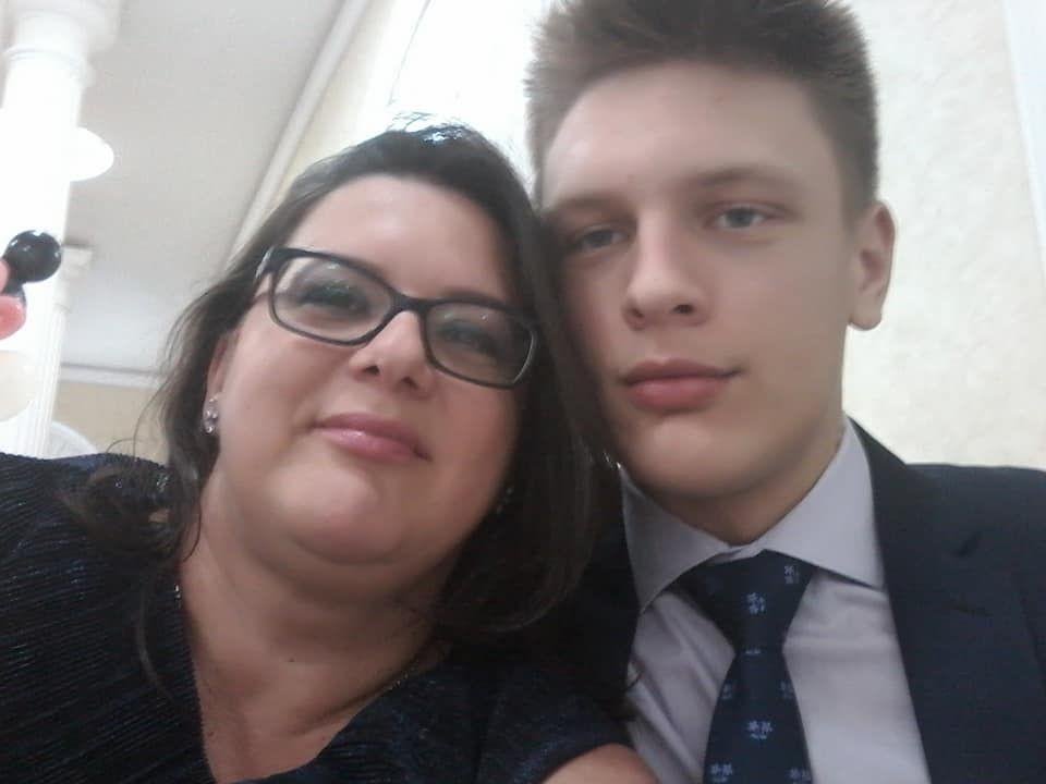 Dublă sinucidere! Mama și fiul de 18 ani, găsiți morți în propriul apartament. Băiatul publicase un mesaj pe Facebook: ”Jocul s-a sfârșit!”
