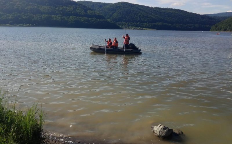 Un tânăr de 20 de ani s-a înecat într-un lac. Trupul neînsuflețit a fost găsit după o oră