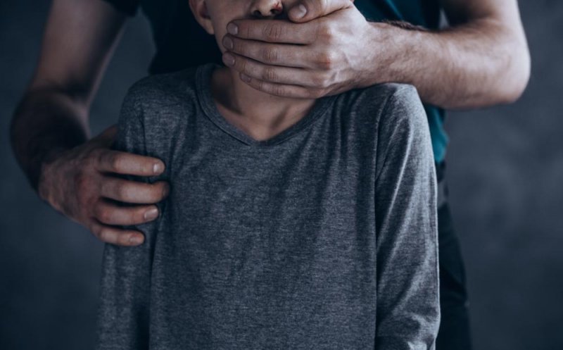 Doi pedofili au încercat  să răpească o fetiță de 11 ani. Cei doi i-au propus să facă filme deochiate