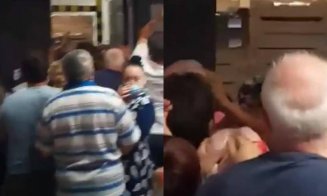 Scene de râs la un supermarket din România! Oamenii s-au călcat în picioare pentru pui la reducere