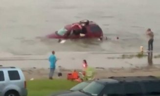 Un tată a sărit în apă pentru a-și salva fetițele de 1 și 3 ani de la înec. Mașina în care se aflau, se scufunda în râu