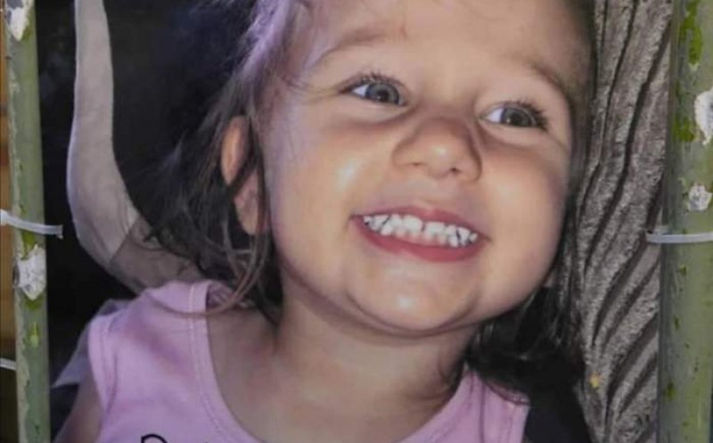 Fetiţă de trei ani, găsită moartă în casă. Mama ei este principala ei suspectă