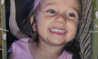Fetiţă de trei ani, găsită moartă în casă. Mama ei este principala ei suspectă
