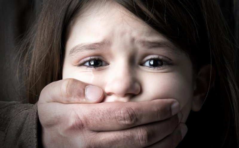 Un tată și-a abuzat fetița ani la rân. El o obliga să se uite cu el la filme porno. Vecinii: ”era un om excepțional”
