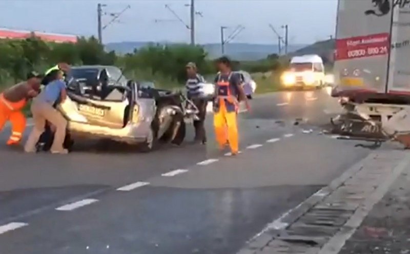 Accident mortal! O femeie a murit după ce mașina în care se afla s-a izbit de un camion staționat