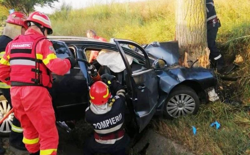 Mașină făcută praf după impactul cu un copac. Trei tineri au murit pe loc. O fată de 23 de ani, singura supraviețuitoare  